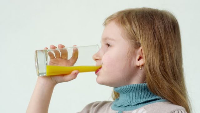 Австрийски учени установиха, че децата са изложени на 50 процента по-висок риск от напълняване, ако със закуската си консумират и плодови соко
