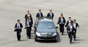 Охранителите на Ким Чен Юн тичат заедно с колата му