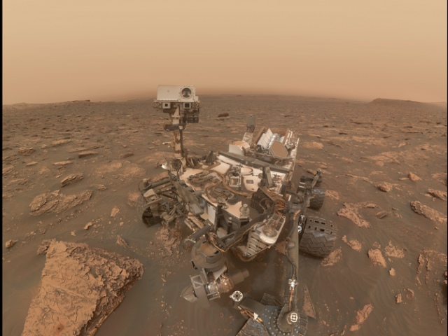 На изображението, споделено от Шон Доран във Flickr тази неделя, се вижда марсоходът Curiosity. Космическият апарат си е направил се