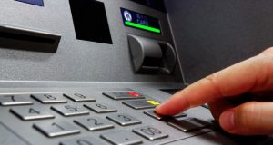 Първите дебитни карти се появяват в САЩ в края на 50-те години на миналия век. У нас обаче плащания с банкови дебитни карти запо