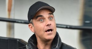 Певецът Роби Уиламс се оказа сред евакуираните гости на хотела Мандарин Ориентал, който горя днес в Лондон. Той бил настанен там, когато заедно с