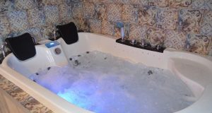 Лятото е сезонът на почивките. Голяма част от хората отиват на море – къпят се в солената вода, пекат се на плажа, четат книга, пият коктей