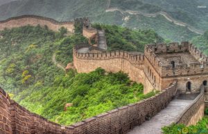 Великата китайска стена е най-дългата конструкция, създавана от човешка ръка. Според официалната версия строителството