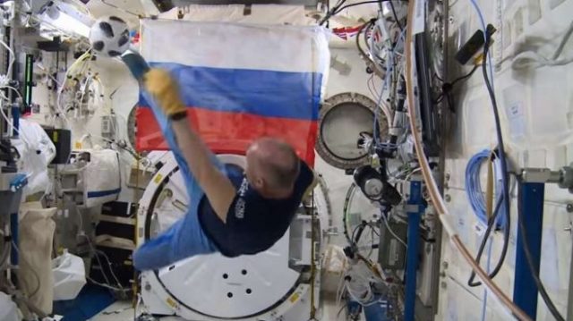 Руските космонавти Антон Шкаплеров и Олег Артемиев проведоха футболна тренировка на борда на Международната космическа станция. Сре