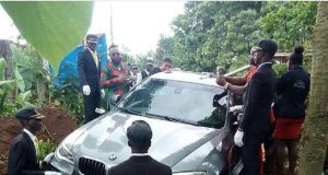 Нигериец погреба баща си в ново BMW Х6, за да може той да се отправи към рая със стил, съобщиха местните медии. Богатият син, чието име е