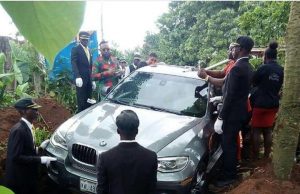 Нигериец погреба баща си в ново BMW Х6, за да може той да се отправи към рая със стил, съобщиха местните медии. Богатият син, чието име е