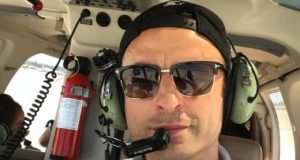 Димитър Бербатов демонстрира умения в една по-различна сфера. Нападателят, който от няколко месеца е без отбор, подкара... х