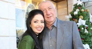Бившият президент на Левски Майкъл Чорни реши да узакони връзката си с 32-годишната красавица Никол Райдмънд. 66-годишният бизн