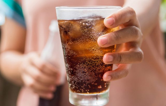 Как влияят сладките газирани напитки на организма ни, защо са особено опасни за децата и каква алтернатива да изберете в горещите д
