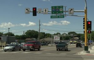 Повечето кръстовища, особено в градовете, са оборудвани със светофари, които трябва да регулират движението и да предотвратяват инциденти и з
