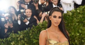 Риалити звездата Ким Кардашиян е заработила 5 милиона долара само за 5 минути при продажбата на новите си парфюми от бранда й KKW Beauty