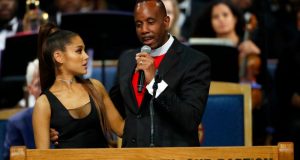 ariana-grande-aretha-grope