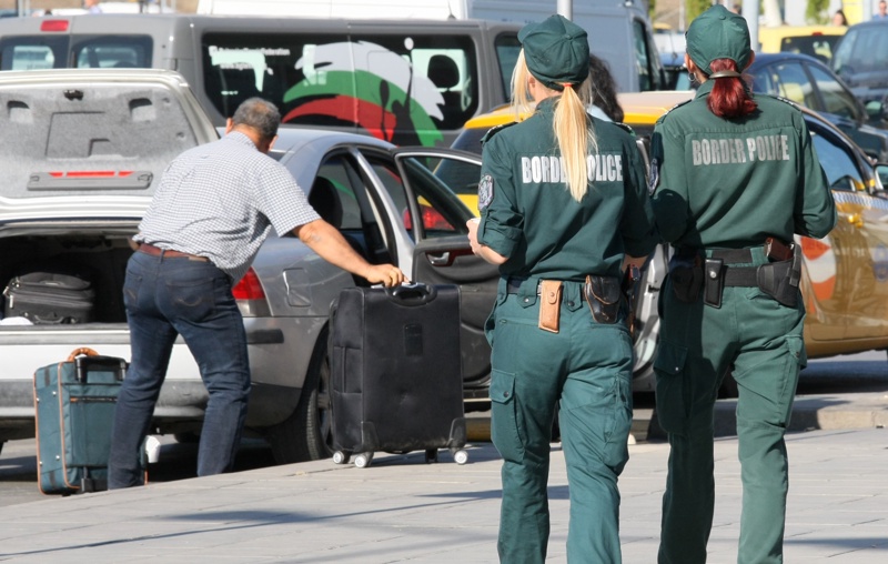Четири български летища са получили сигнали за бомби