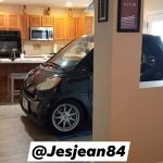 Американец прибра колата си в кухнята, да не я отнесе ураган (снимки)
