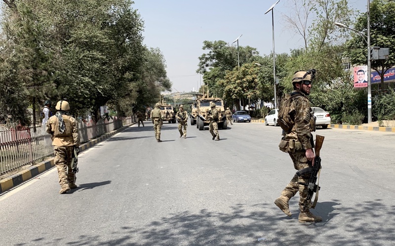 Кола-бомба в централен Кабул погуби 8 души