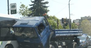 Камион нацепи автобус