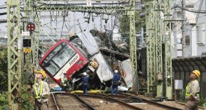 Около 30 души ранени след сблъсък на влак с камион в Йокохама, Япония