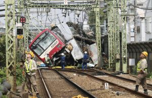Около 30 души ранени след сблъсък на влак с камион в Йокохама, Япония