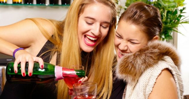 Нови правила за продажбата на алкохол удрят младите руснаци