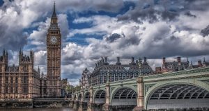 Британският парламент спира работа от днес