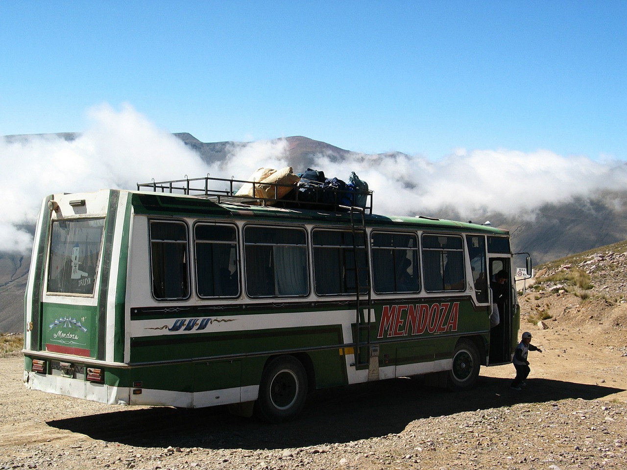 Пътнически автобус падна в 100-метрова пропаст в Перу