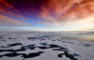 езеро под Антарктида