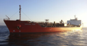 Американски военен кораб е освободил отвлечения танкер „Сентрал парк“