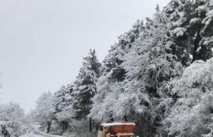 Сняг блокира пътищата