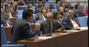 Изборът на подуправител на НЗОК доведе до скандал между Делян Пеевски и Кирил Петков