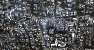 Сателитна снимка на болницата и околностите ѝ в Газа.