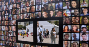 Инсталация в Тел Ави с ликовете на заложниците, взети в плен от 