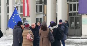 Евродепутати пред Министерството на вътрешните работи на Австрия