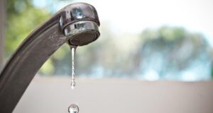 вода