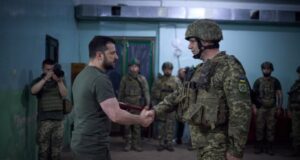 Зеленски проведе първа среща с новото украинско военно ръководство Украинският президент Володимир Зеленски се ръкува с генерал-полковник Олександър Сирски