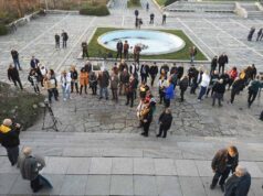 Пловдивчани се събраха в подножието на Альоша и настояха за демонтирането му Снимка: БТА