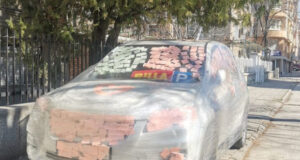 Облепената кола Снимка: Забелязано в Пловдив