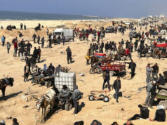 Палестинци чакат пристигането на хуманитарна помощ на брега на ивицата Газа