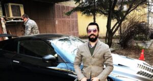 На вниманието на МВР: Кой е униформеният служител пред клуба на Нотариуса?