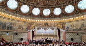 800 зрители аплодираха продължително музикантите
                                                                                                Софийската филхармония се завърна на сцената на Атенеума в Букурещ след 82 години
