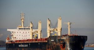 Kораб на индийския флот пресрещна Руен и поиска от сомалийските пирати да се предадат