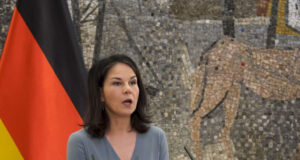 Германската външна министърка изтъкна "приятелството" между Берлин и Париж на фона на разногласията