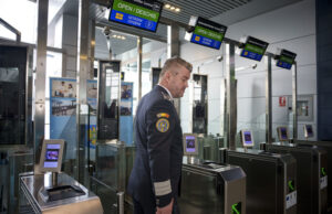 Говорителят на Националната компания за летища в Букурещ пред БТА:
                                                                                                Първият Шенгенски полет в Букурещ каца пет минути след полунощ на 31 март