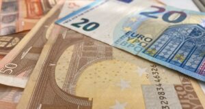 Гръцкото правителство ще обяви ново увеличение на минималната заплата утре, съобщи правителственият говорител