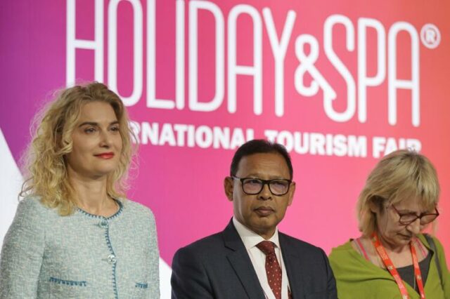 ДОПЪЛНЕНА
                                                                                                Министър Динкова e с оптимистични очаквания за предстоящия летен туристически сезон по отношение на посещенията на чужденци в България