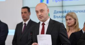 Атанас Славов показа декларация, че се отказва от министерски пост в проектоправителството на Мария Габриел Снимка: БТА