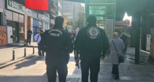 Журналисти са били подложени на полицейско насилие
                                                                                                Петдесет души, сред които и оператор от АФП, са задържани по време на проява на кюрди в Истанбул