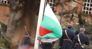 Издигнаха трибагреника с военен ритуал на паметника на Незнайния воин