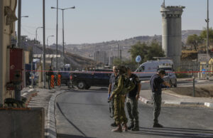 Израелската полиция съобщи, че е застреляла мъж, извършил нападение с нож на автогара