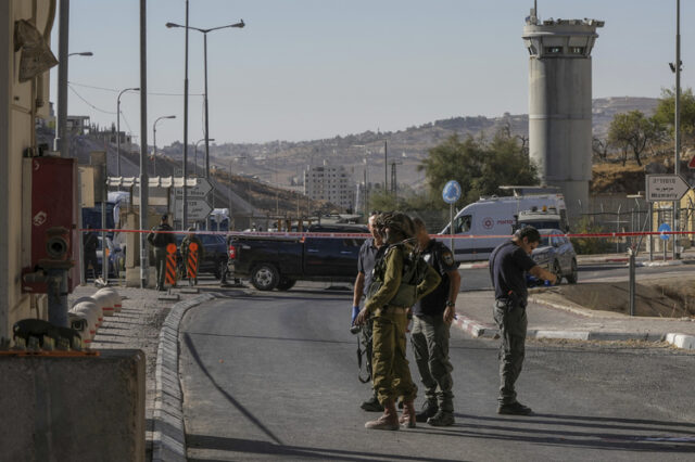 Израелската полиция съобщи, че е застреляла мъж, извършил нападение с нож на автогара