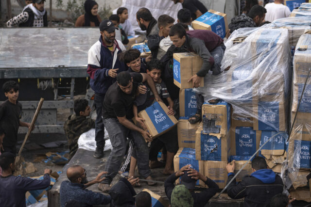 Израелски служители са обмисляли въоръжаването на цивилни в Газа в опит да се намери решение за охраната на хуманитарните доставки